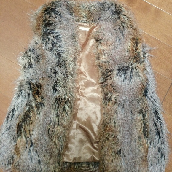 ♥️  Trina Turk ~ Faux Fur Vest ~ Braden ❤️ - Picture 5 of 8